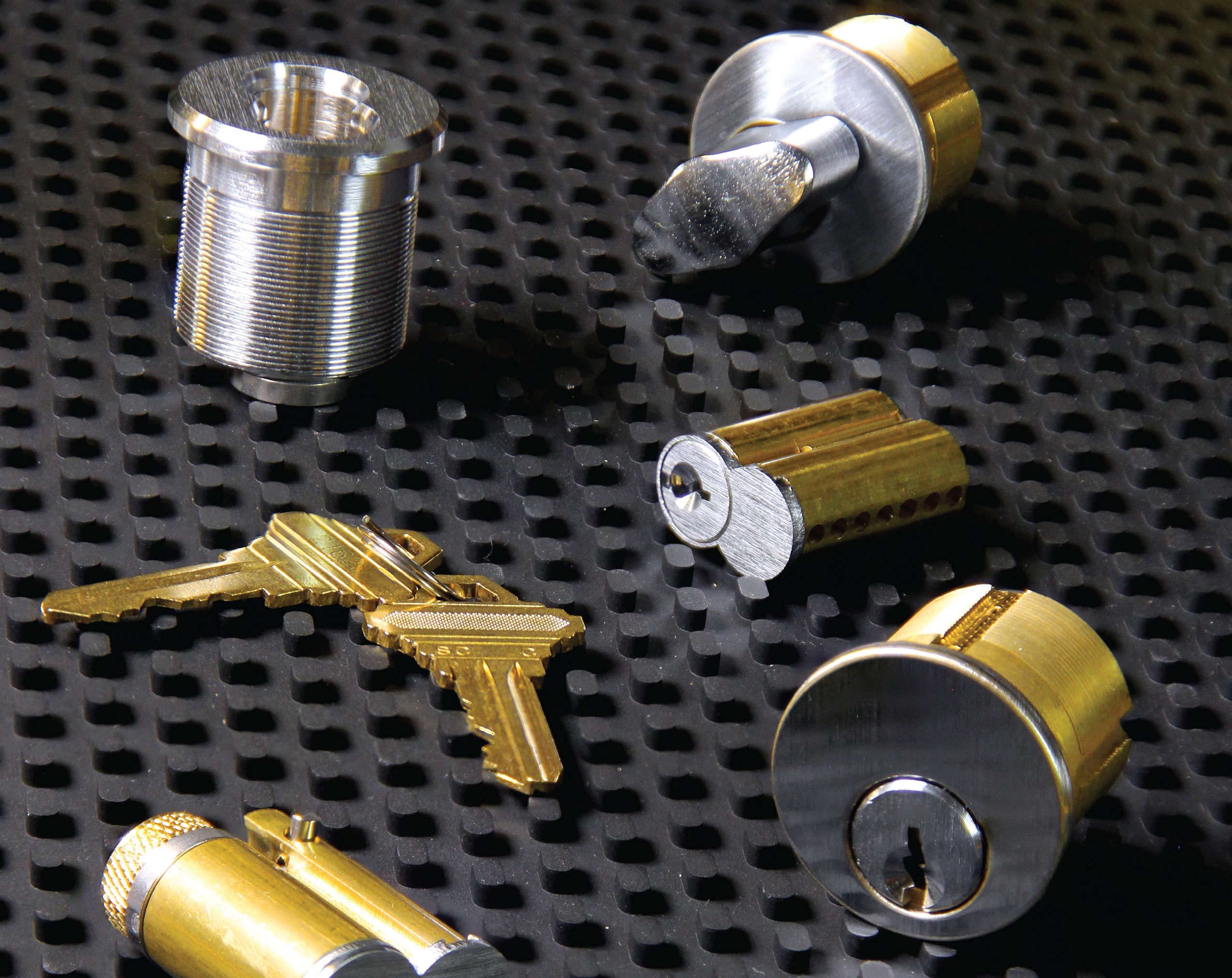 Lock cylinders and keys arranged for service